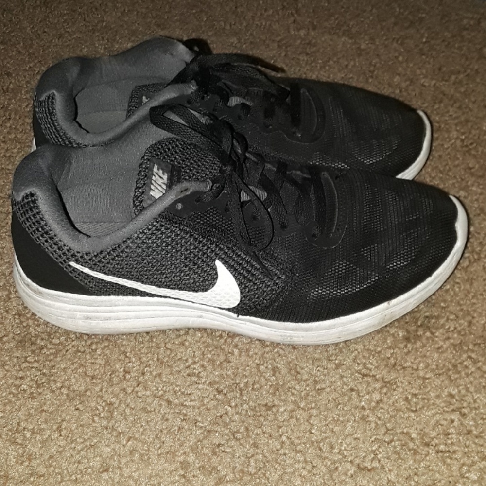 Nike revolution 3 shoes
